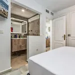 2 Bedroom In Puerto Banus With Open Sea Views ماربيا